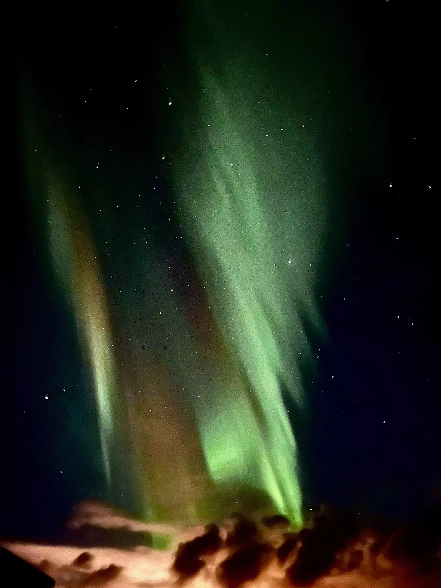 Aurora Boreală colorată văzută în Islanda