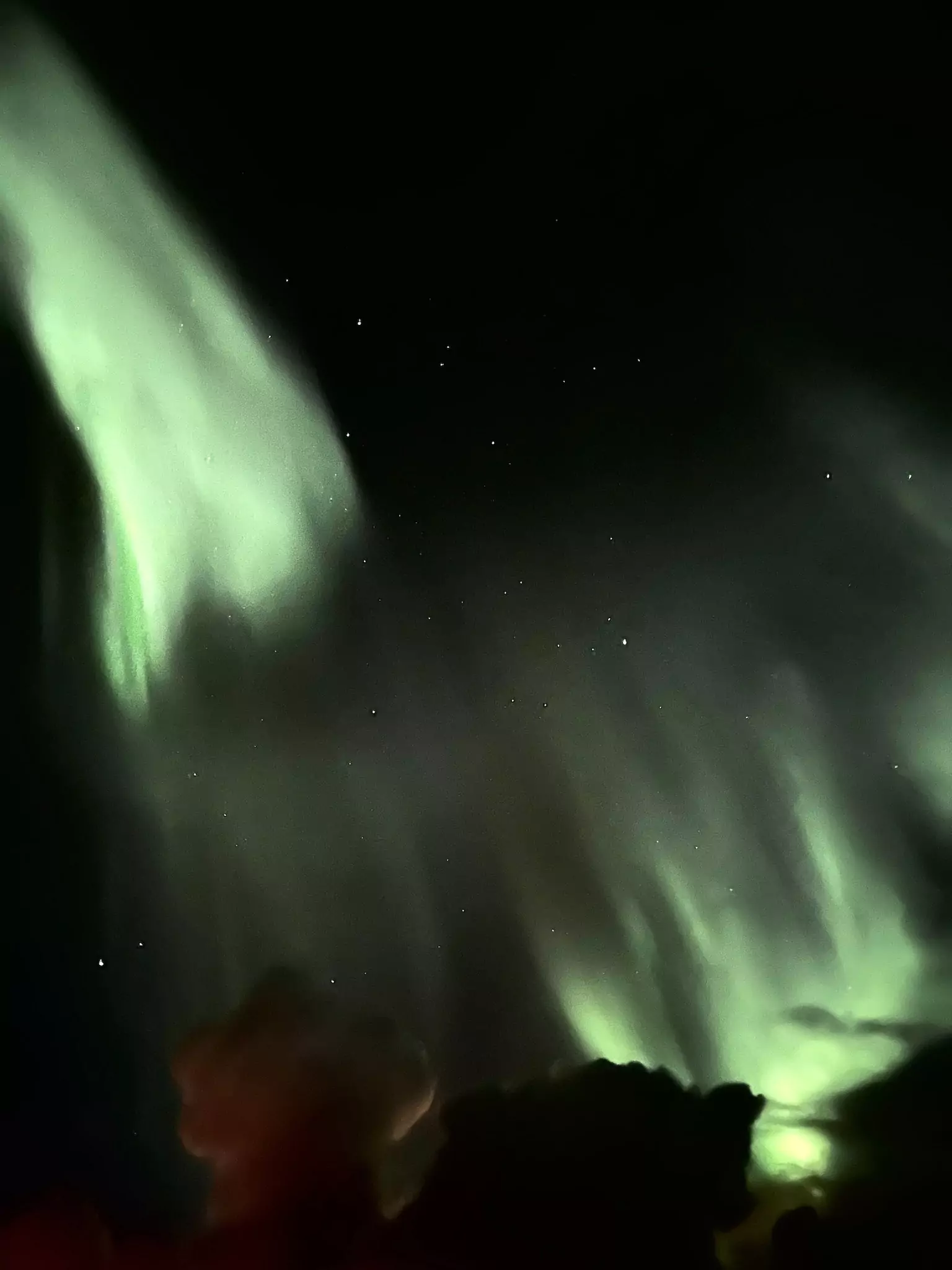 Aurora Boreală colorată văzută în Islanda