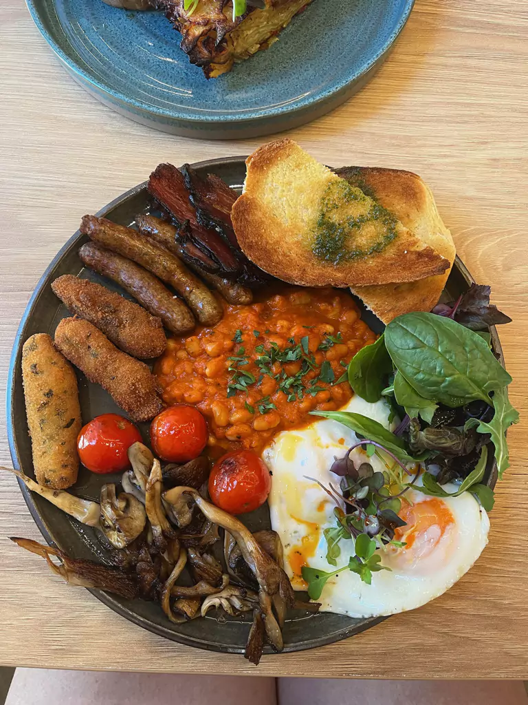 English breakfast la local Madrugada