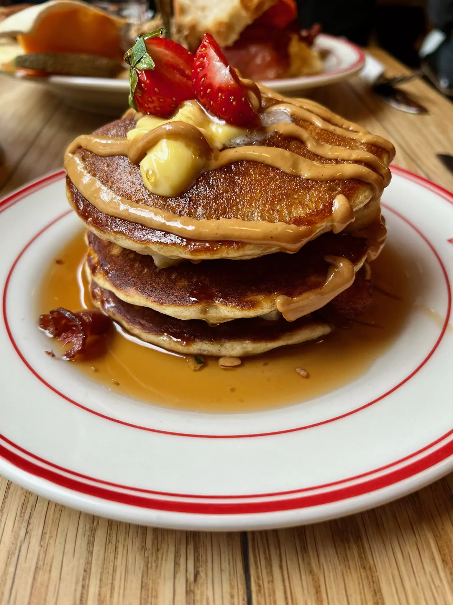 Pancakes Elvis servite la Laundromat Cafe