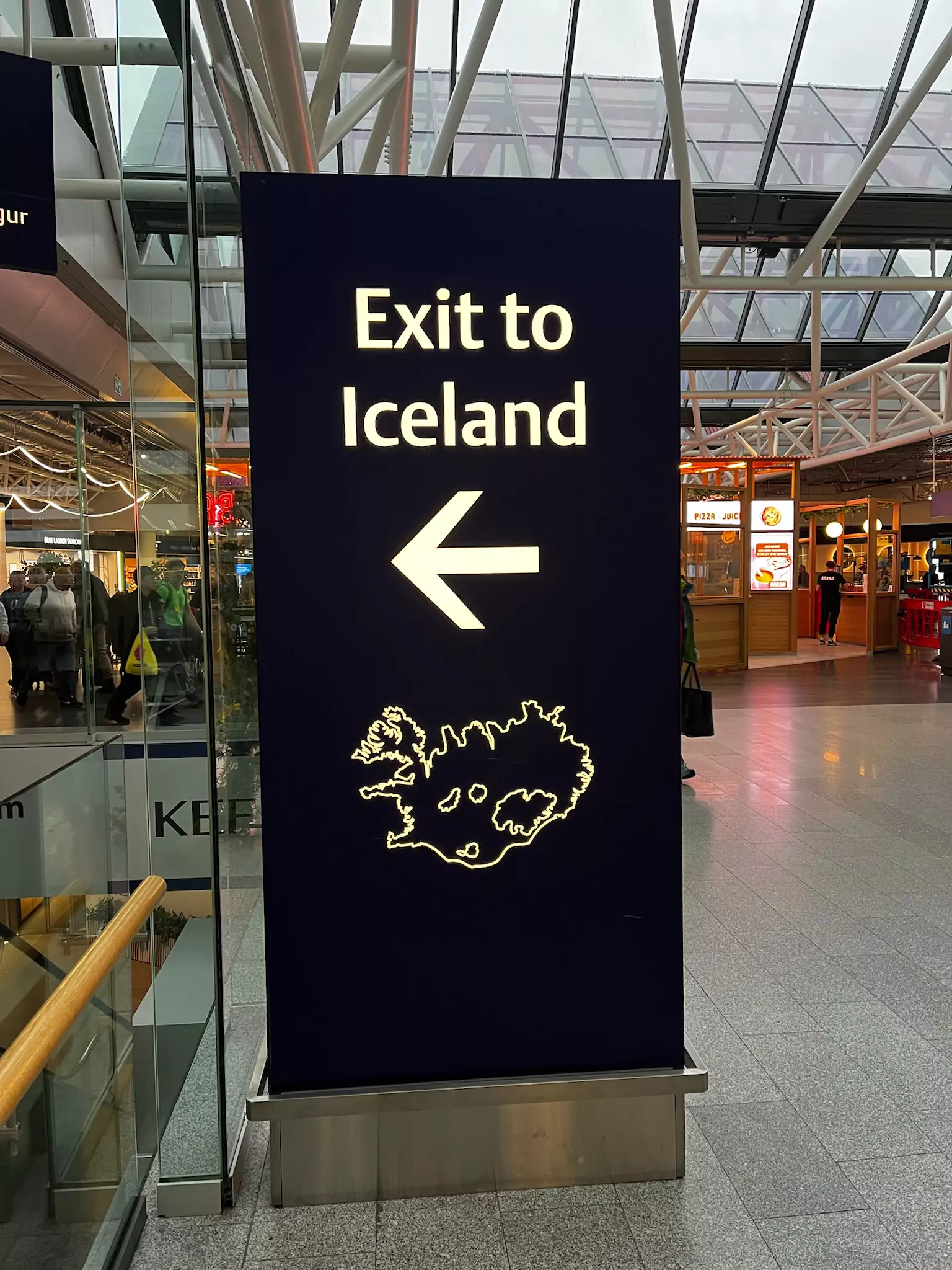 Semn Exit to Iceland în aeroport