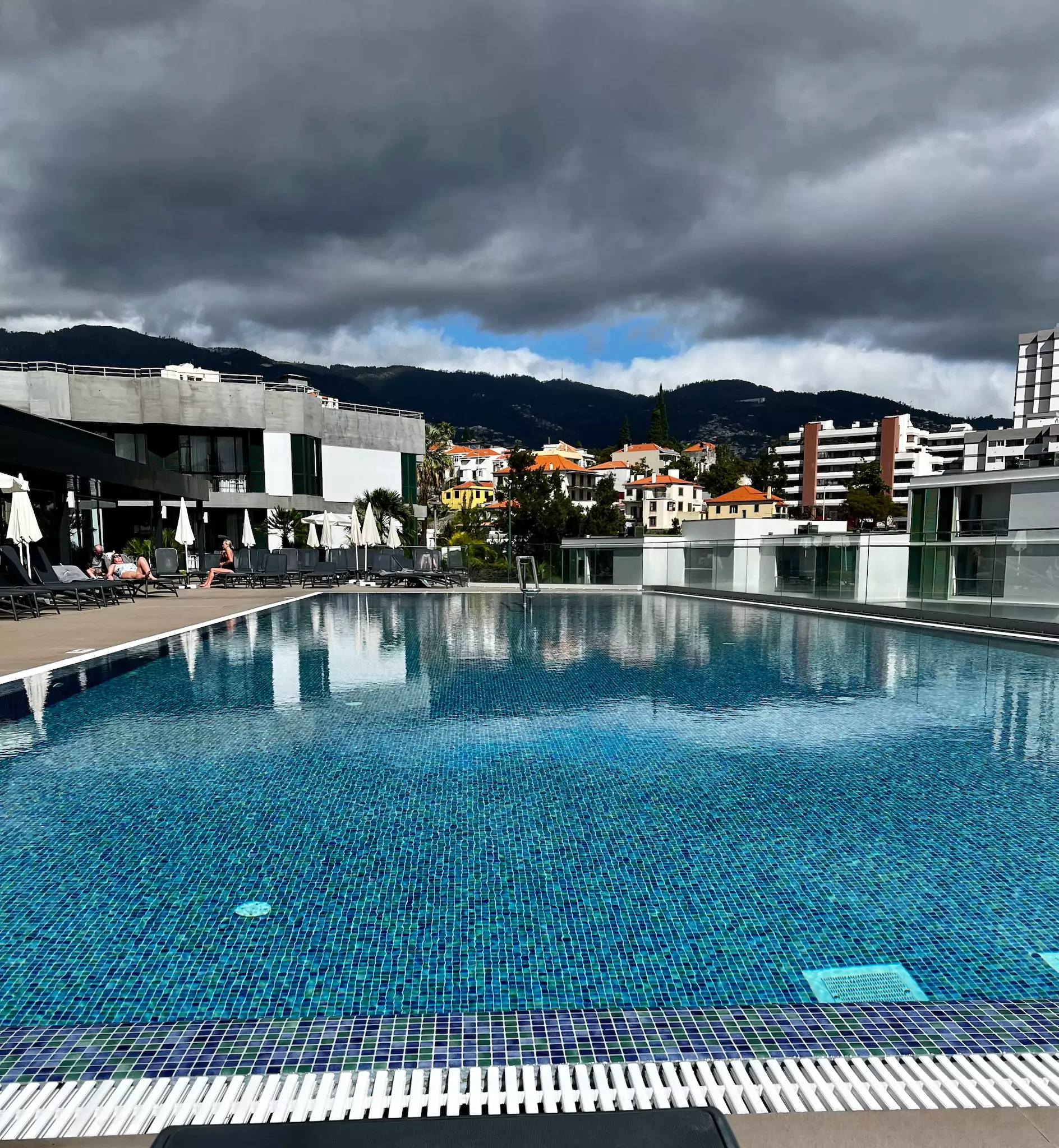 Piscina exterioară a hotelului Enotel Magnolia