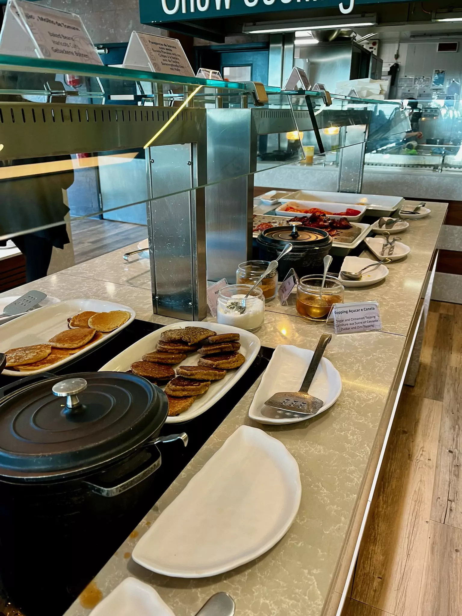 Mic dejun la hotel Enotel Magnolia