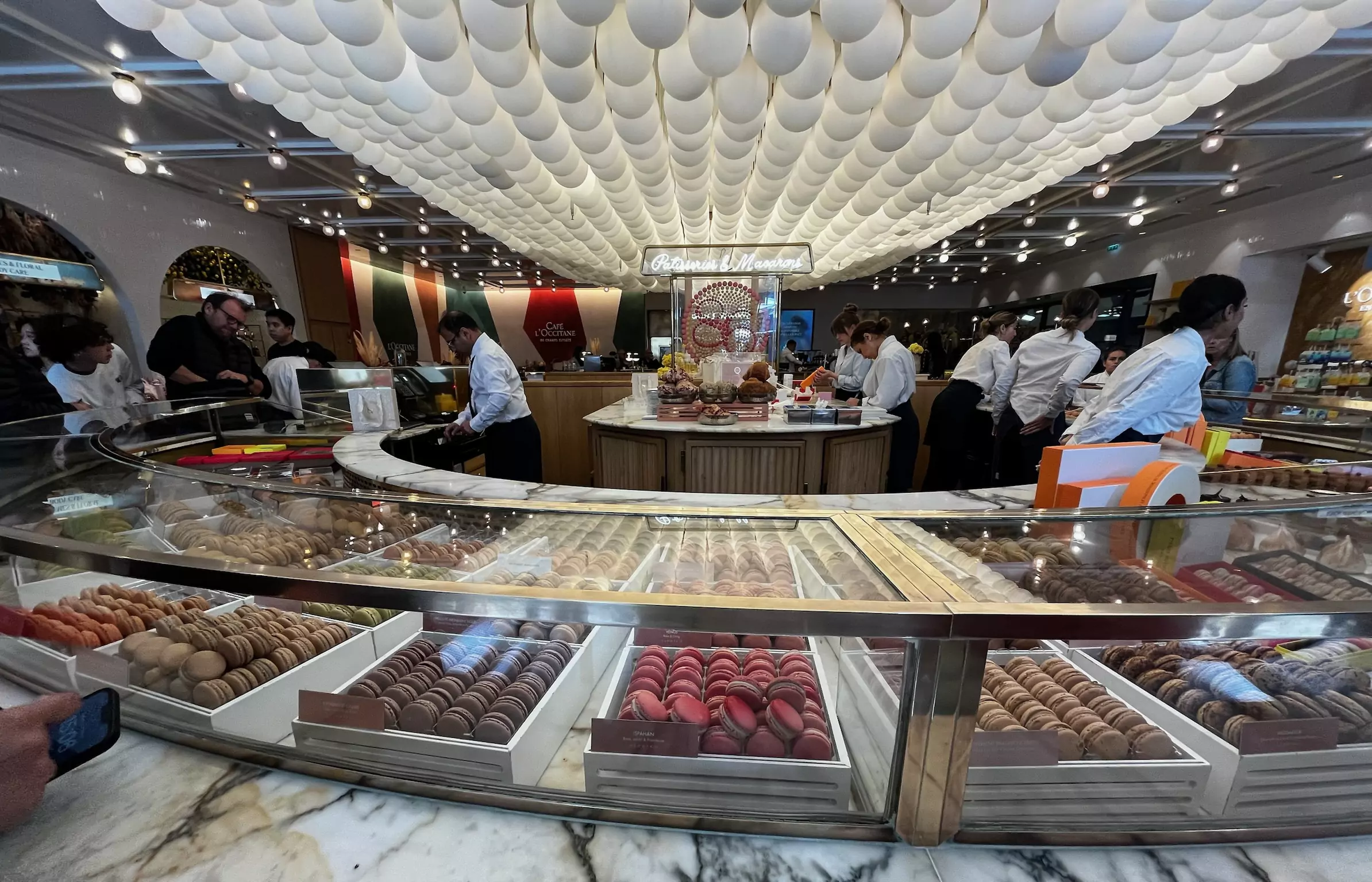 Interiorul magazinului Pierre Hermes de pe Champs Elysee