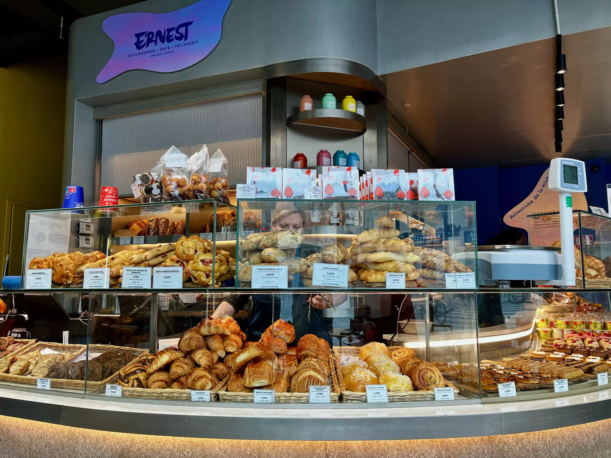 Vitrina patiseriei Ernest