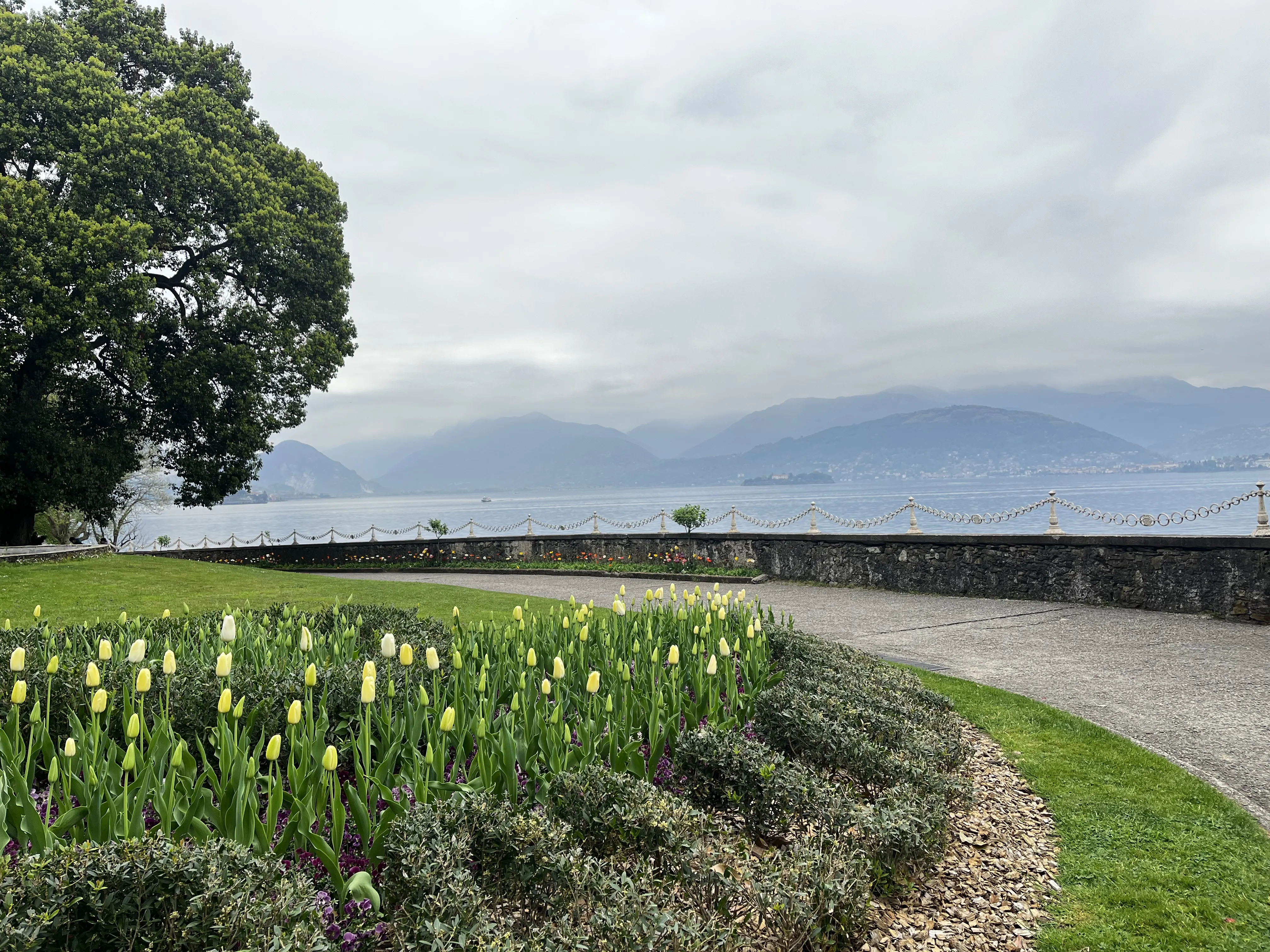 Parcul zoobotanic Villa Pallavicino cu vederea spre Lacul Maggiore
